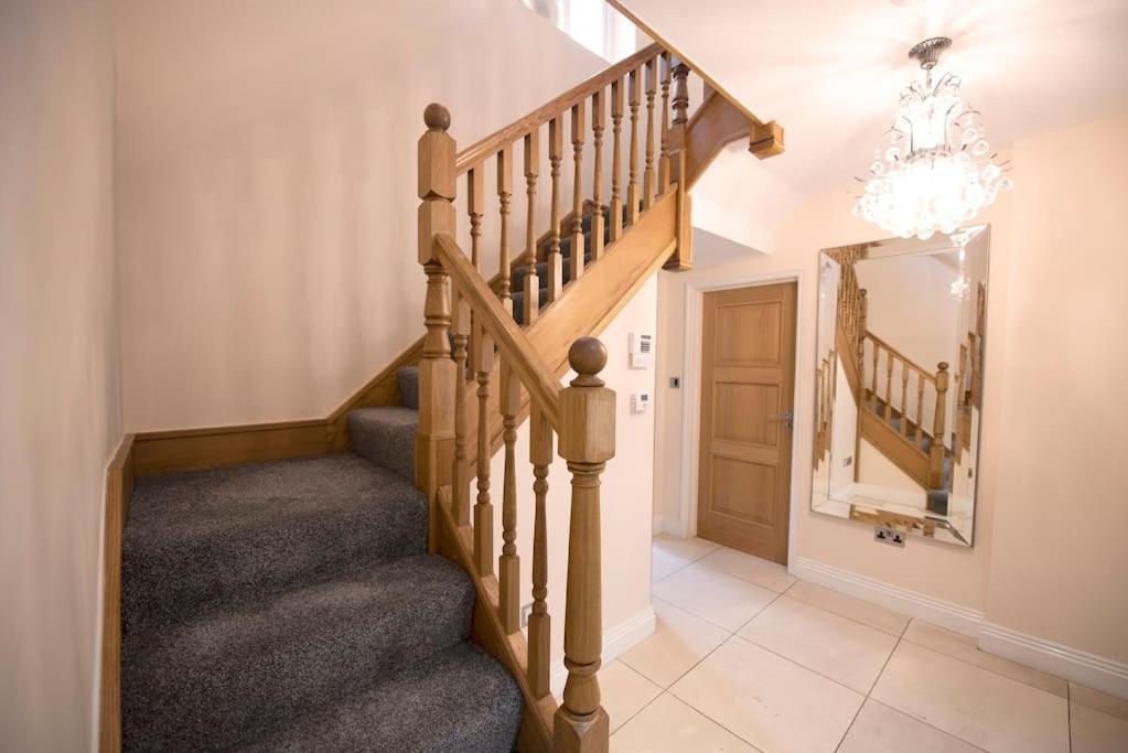 Luxury 6 Bedroom House With Parking - Northwood Нортвуд Экстерьер фото